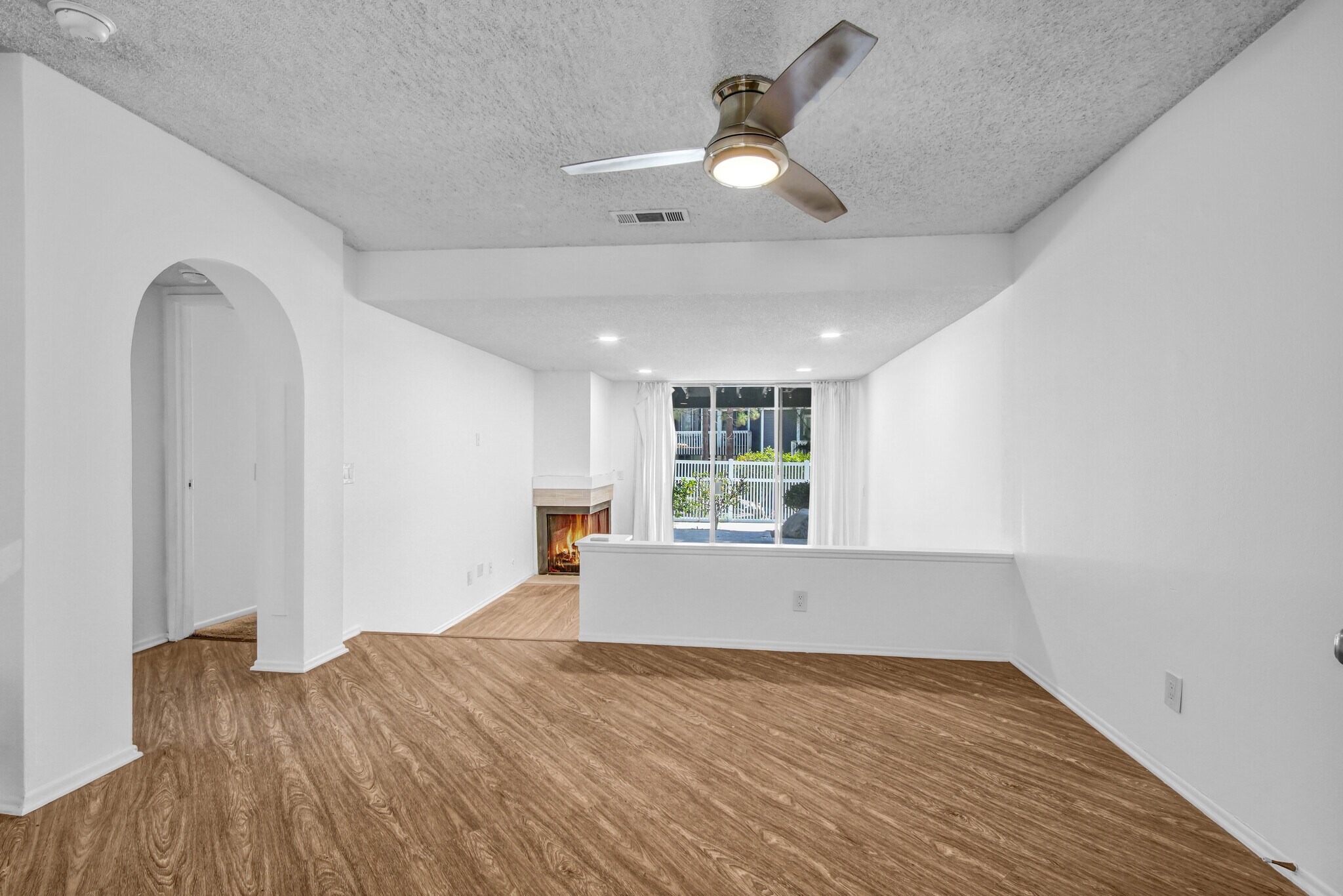 Building Photo - 25335 Pine Creek Ln