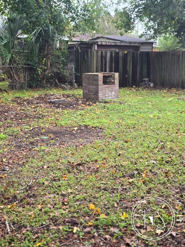 Building Photo - Move-in ready NOW!