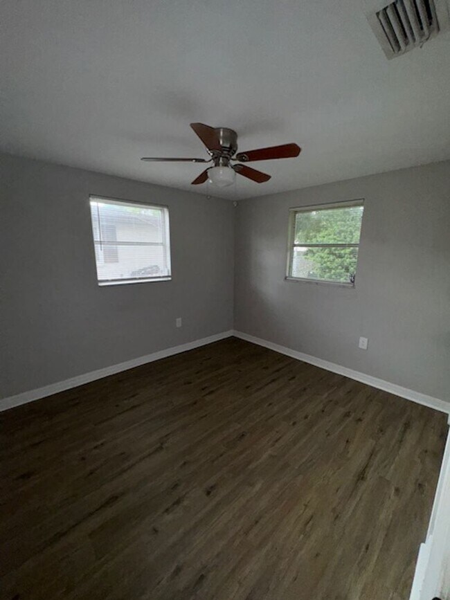 Building Photo - This cozy 2 bedroom 1 bath home in Holiday!
