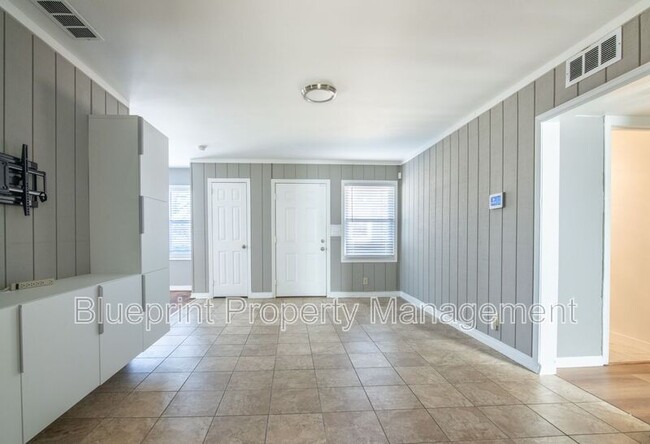 Building Photo - 513 10th Ave S