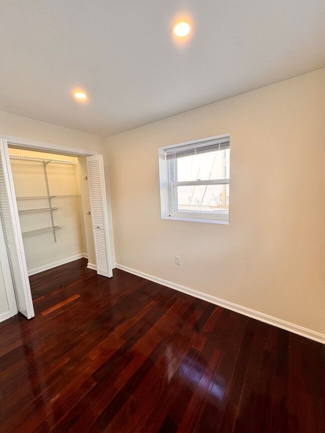 Building Photo - Two Bed Condo | Downtown Portsmouth | Off Street Parking | Washer/Dryer