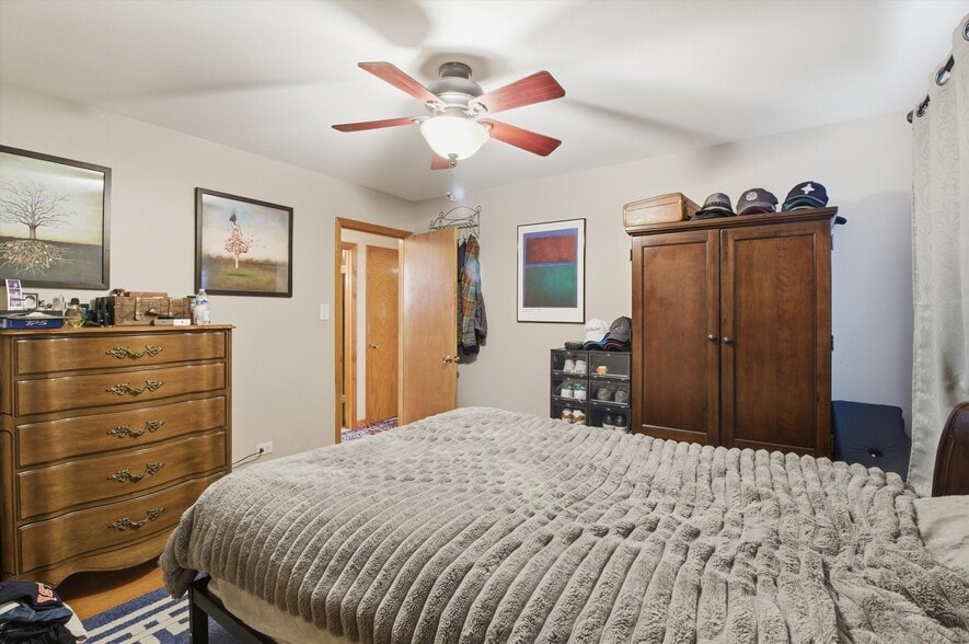 Building Photo - 5363 N Mont Clare Ave