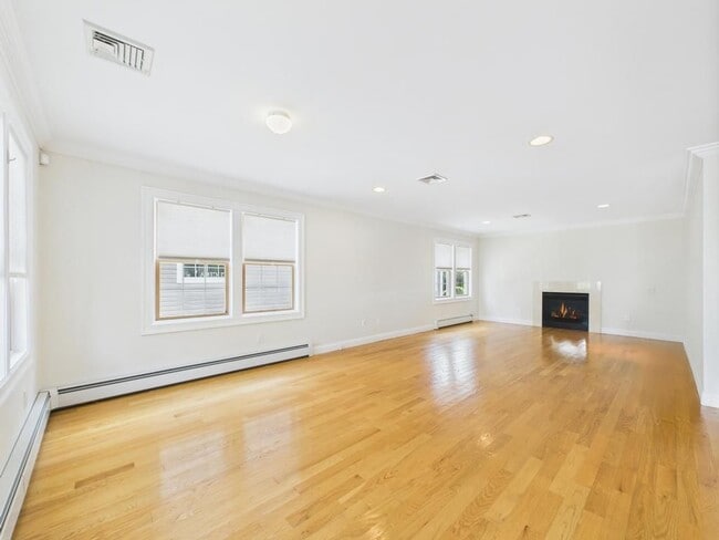 Building Photo - 136 Dow Ave