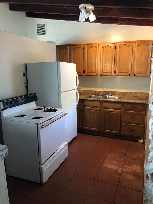 Building Photo - Large 4-2 house with central air and hooku...