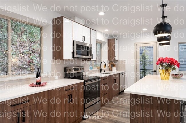 Building Photo - West Seattle - 3 Bedroom - 2.5 Bathroom w/...