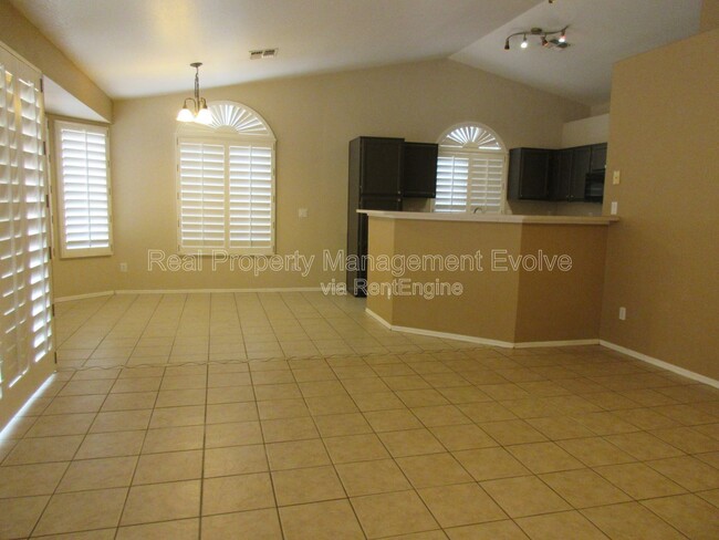 Building Photo - 1560 W Cindy St