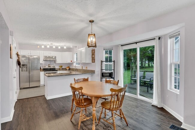 Building Photo - Three bed two bath home with 2 car garage. Less than 7 miles from airport & close to Percy Priest...