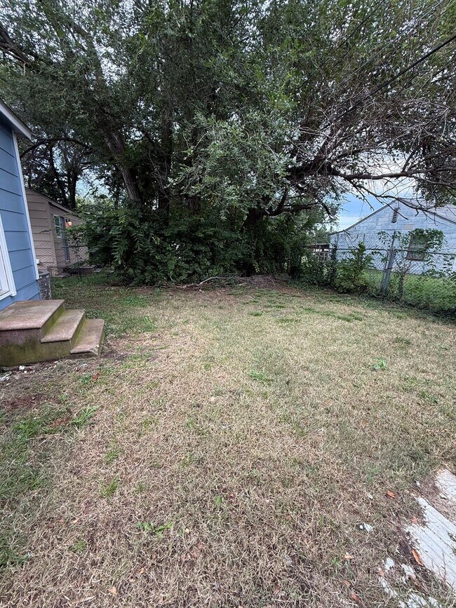 Building Photo - Charming 2-Bedroom Duplex in a Convenient Location!