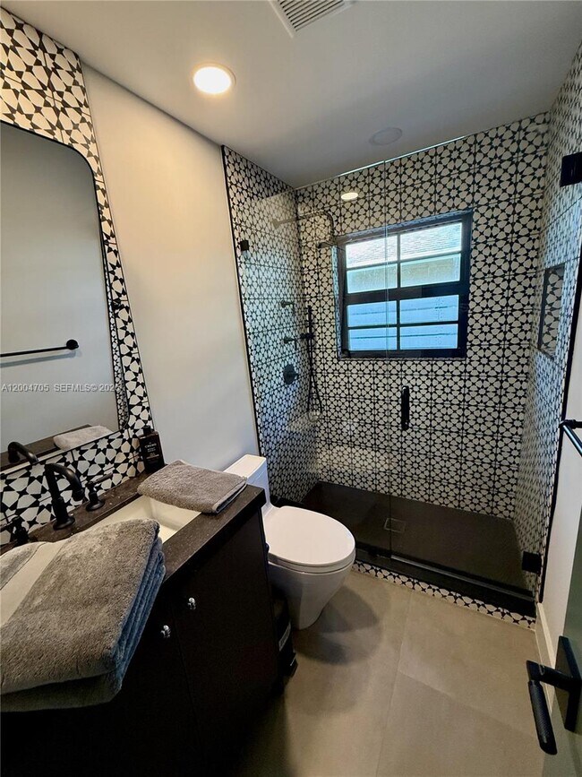 Building Photo - 1304 Stratford St