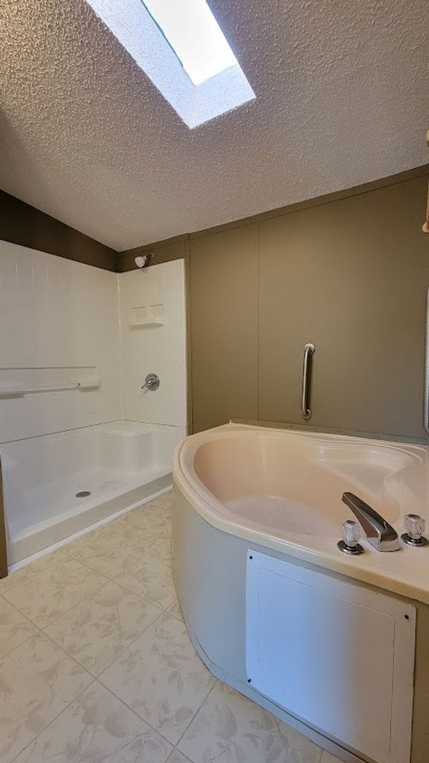 Building Photo - Huge 4 bedroom 2 bath home in a great family neighborhood.