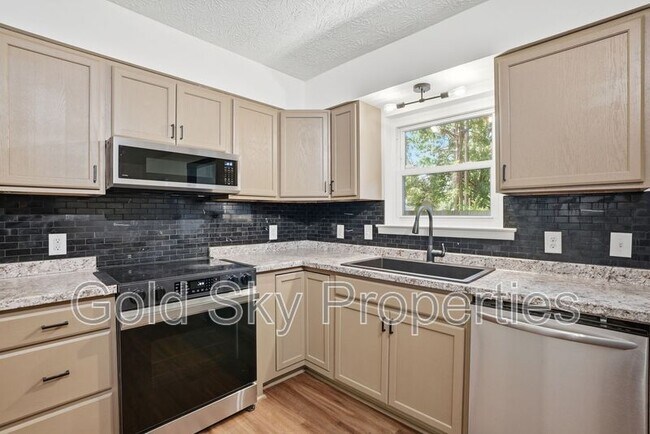 Building Photo - 703 Pineview Ct