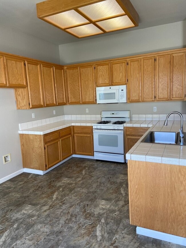 Building Photo - Willow Springs - Cozy 3 Bdrm, 2 Bath on culdesac. Walking distance to Folsom HS