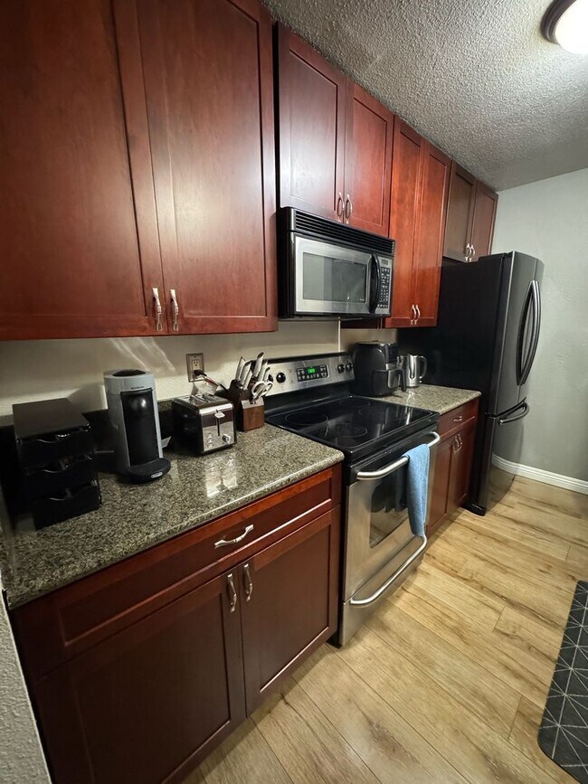 Building Photo - Spacious 1 bedroom condo centrally located...