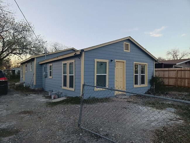 Building Photo - 509 S San Felipe Ave