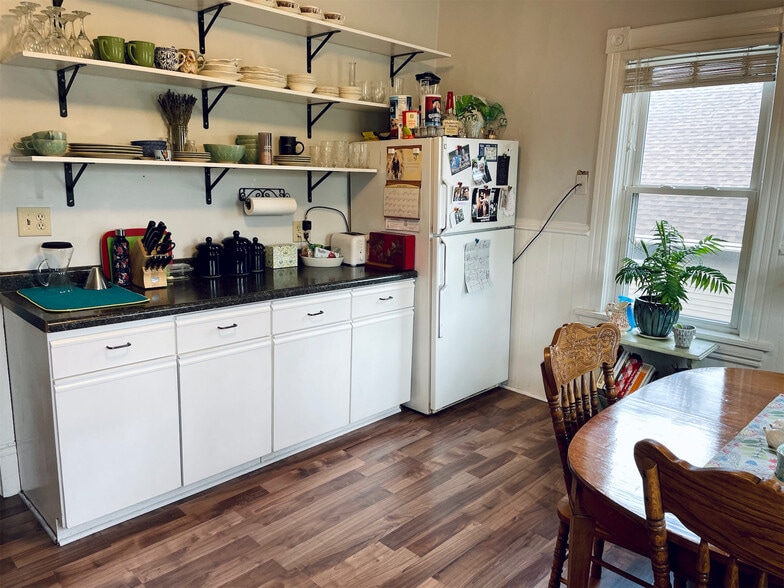 Kitchen - 401 Laurel St W