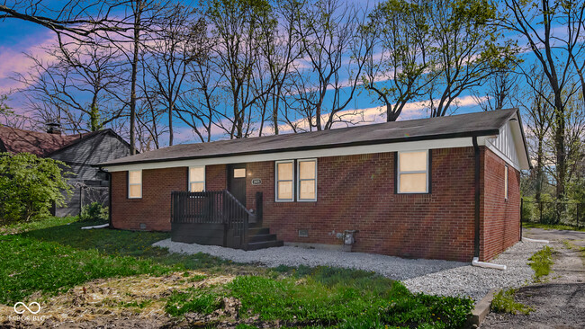 Primary Photo - 3925 N Drexel Ave