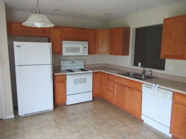 Building Photo - 4 Bedroom, 2.5 Bath Townhome - Available A...