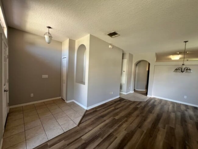 Building Photo - 4 bedroom 2 bath home Near UCF Lawn Servic...