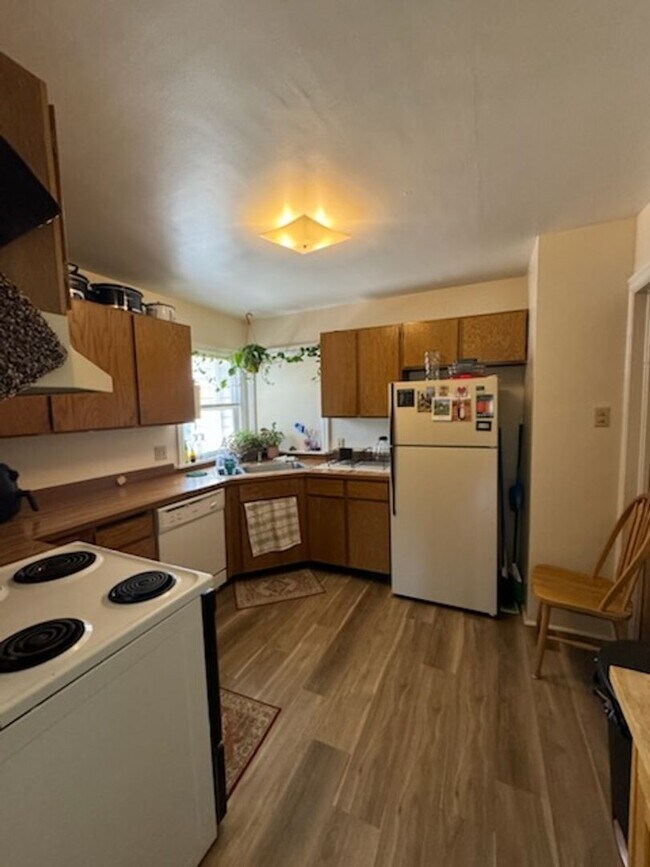 Building Photo - Private Rooms and Apartments Available Near SUU