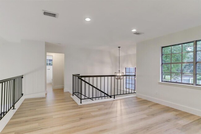 Building Photo - 6 Starviolet St