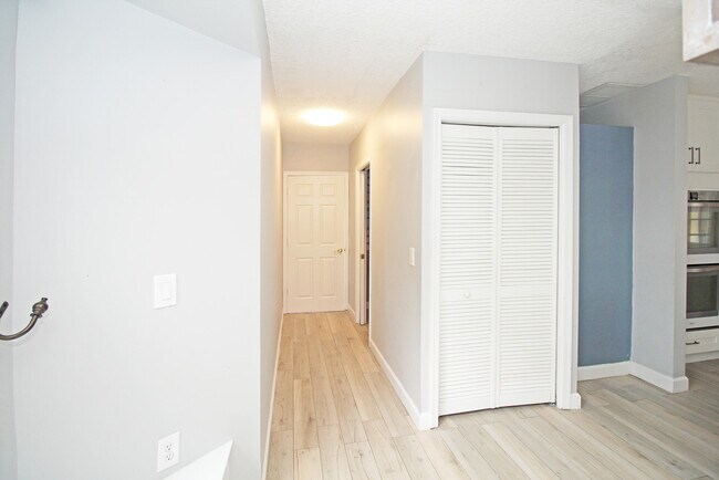 Building Photo - 896 Rose Ct