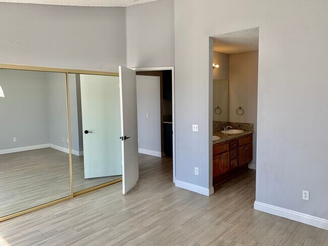 Building Photo - Nice Single Story Home