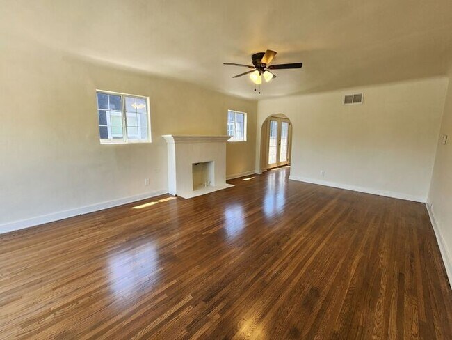 Building Photo - Charming 3 Bedroom / 2 Bathroom Home with ...