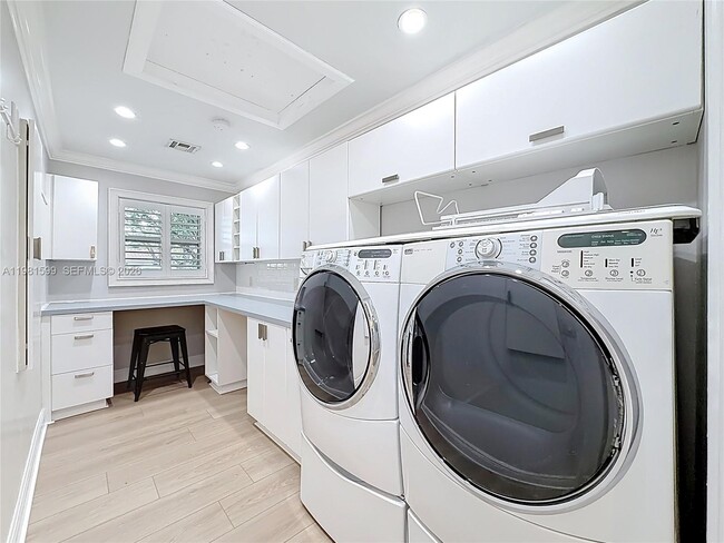 Building Photo - 2533 NE 21st Terrace