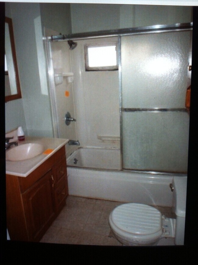 Building Photo - 3 Bed, 1 bath