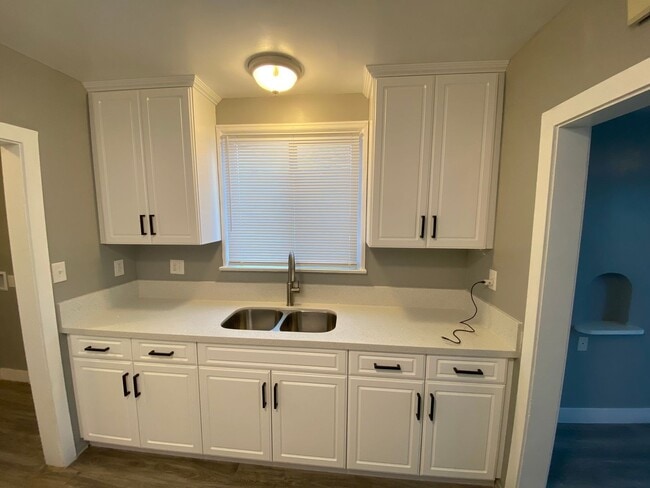 Building Photo - Follow the yellow brick to this Remodeled 2 BD 1 BA House in NE Bakersfield