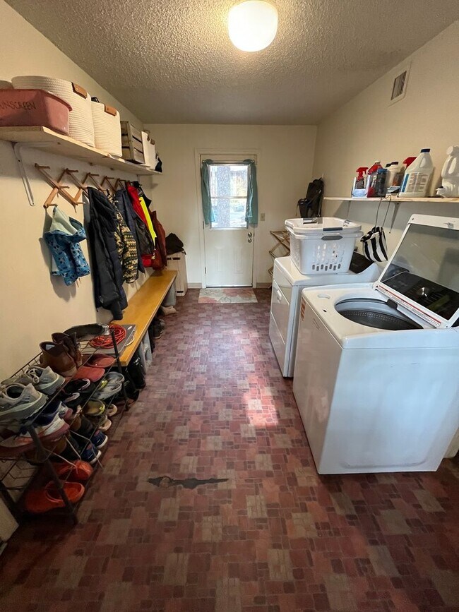 Building Photo - Lease Takeover Starting June 1st | Spacious 5-Bedroom Home Near Downtown Flagstaff