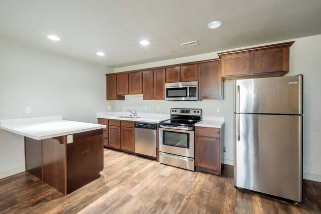 Building Photo - Beautiful 2 Story Townhome with Awesome Amenities + 2 car garage