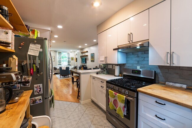 Building Photo - Two Bed East Kensington Townhouse