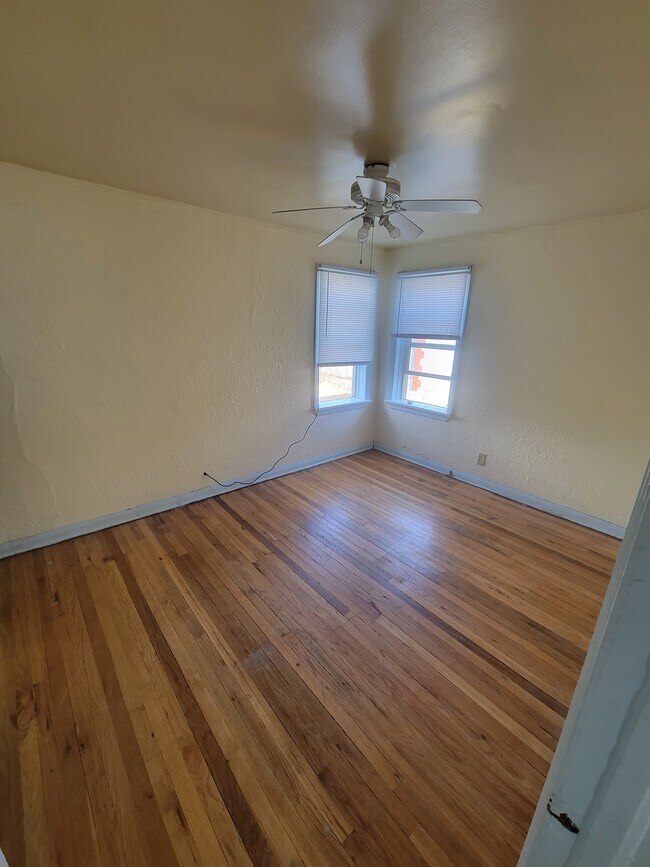 Building Photo - 2406 E 10th St