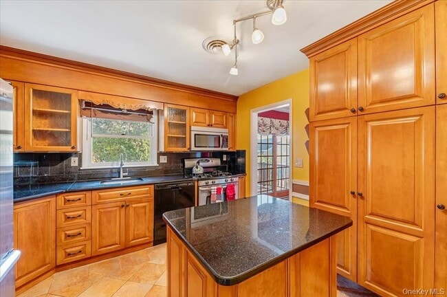 Building Photo - 93 Capital Dr