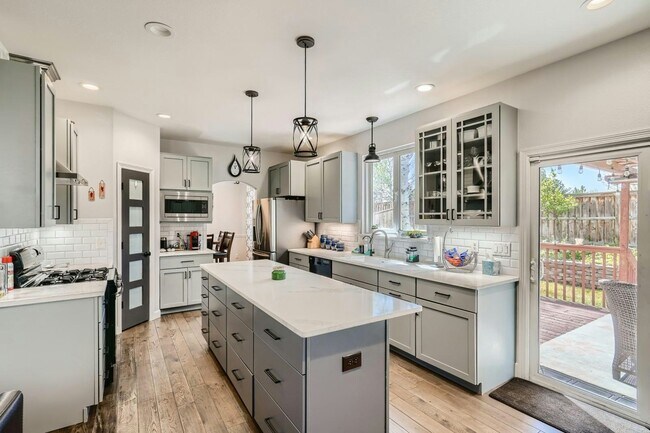 Building Photo - 16242 Hollyridge Dr