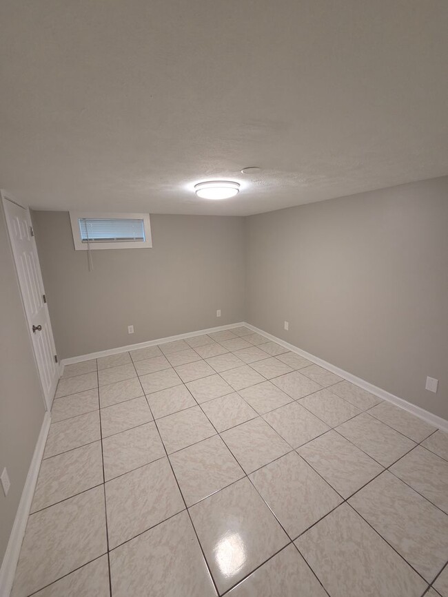 Building Photo - 3 bed, 2 bath, 1 car detached garage!