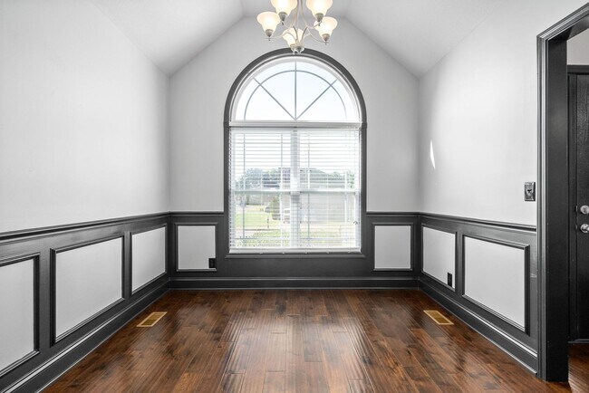 Building Photo - Pet Friendly Three Bedroom with Bonus in R...