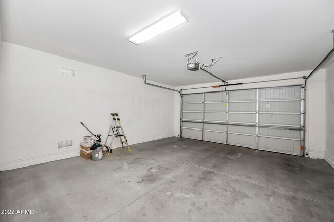 Building Photo - 1817 W Spur Dr