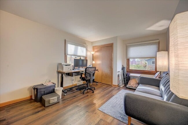 Building Photo - Spacious Elm Grove 3BR/2BA Ranch Single Fa...