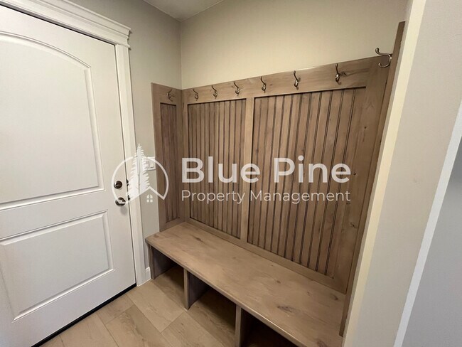 Building Photo - 6360 Ender Ln