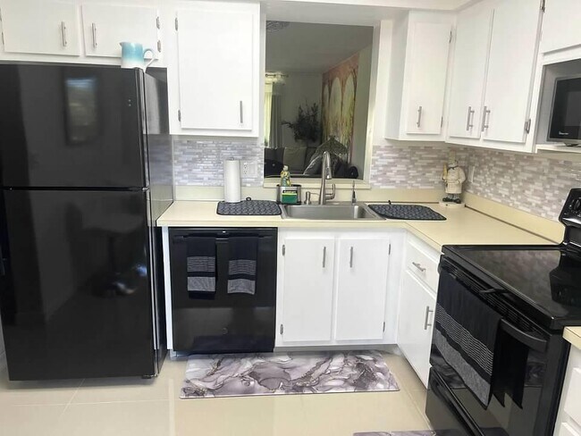 Building Photo - 14527 Bonaire Blvd