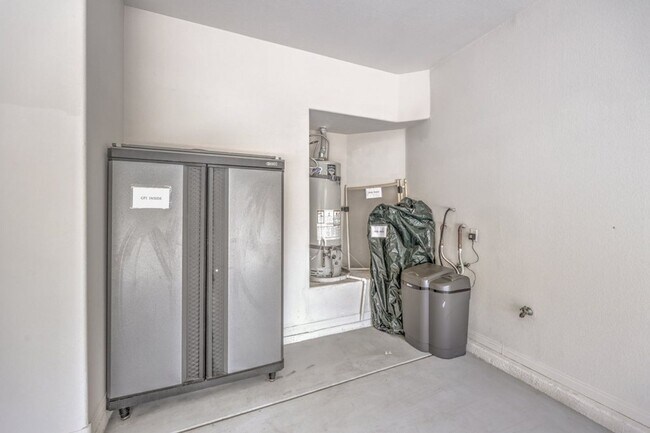 Building Photo - Stylishly Updated Henderson Home | New Stainless Steel Appliances | Heated Pool