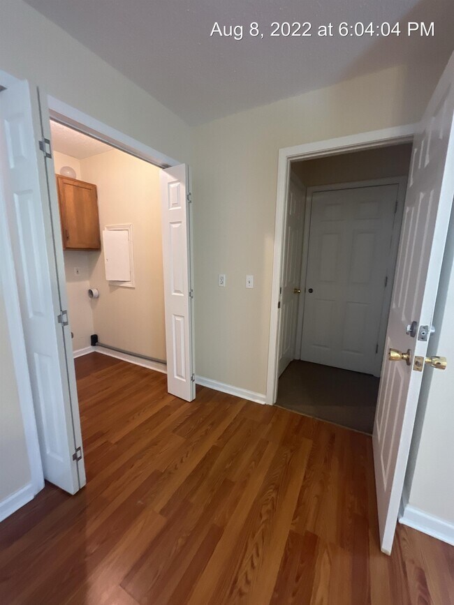 Building Photo - 258 Lakeview Dr