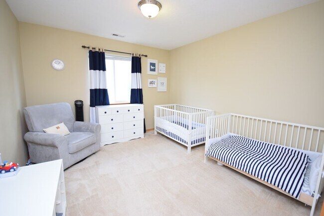 Building Photo - 10890 Southwest Washington Street