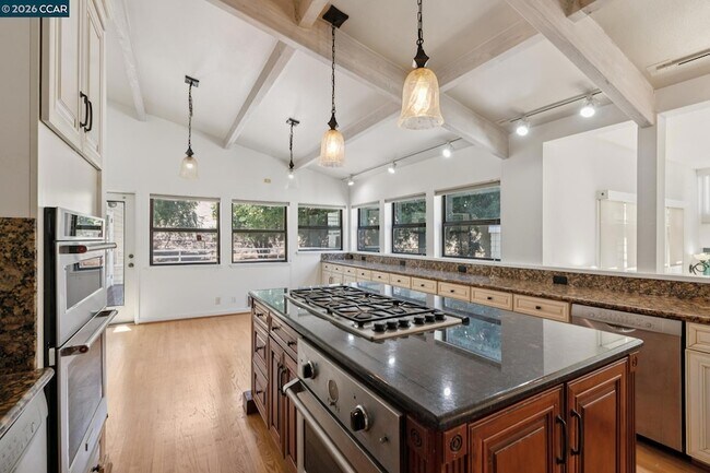 Building Photo - 660 La Casa Via