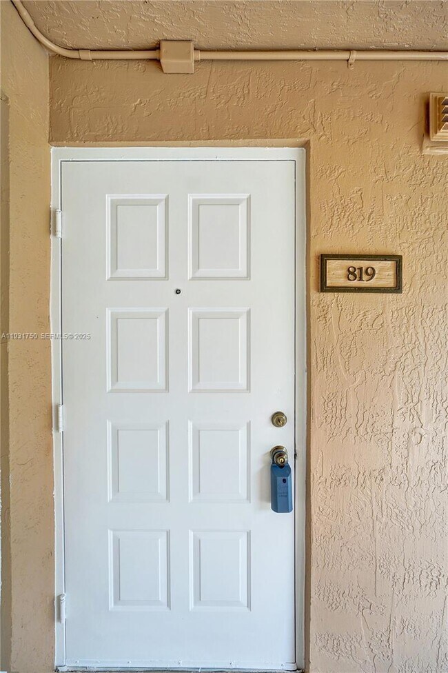 Building Photo - 9833 Westview Dr