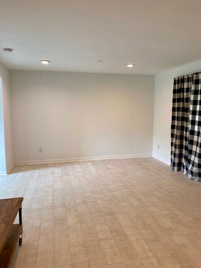 Building Photo - 910 Shelby Ave