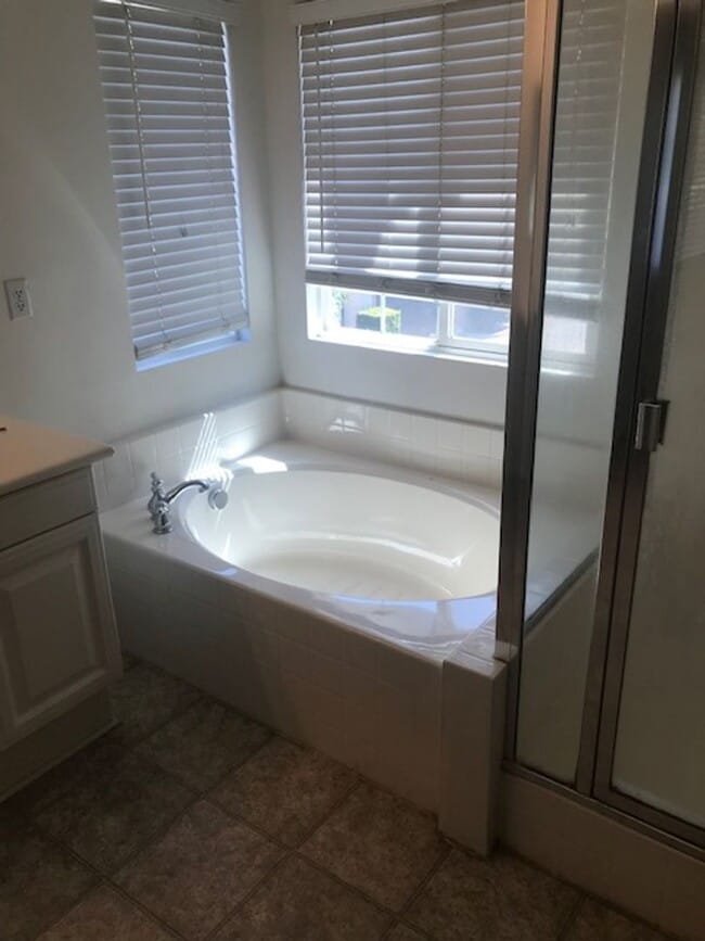 Building Photo - Gated Community!