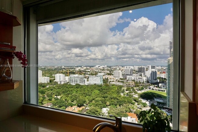Building Photo - 1541 Brickell Ave